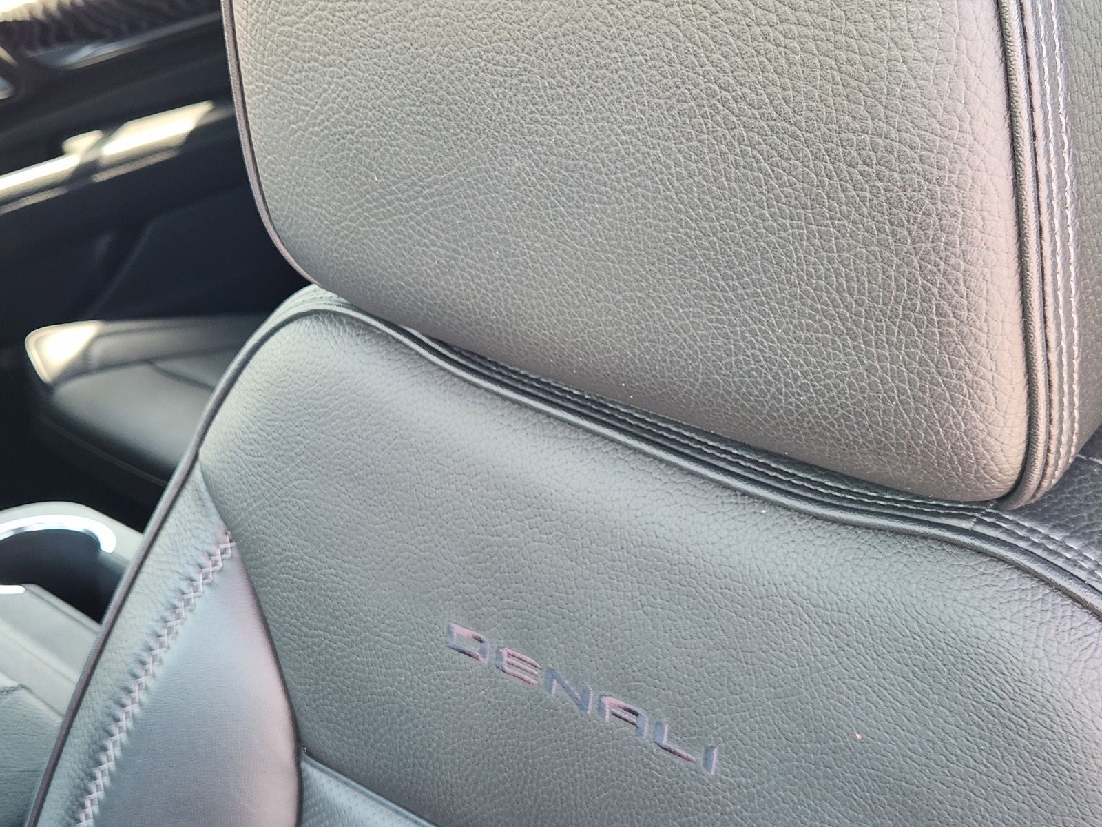 2023 GMC Yukon XL Denali - Photo 18