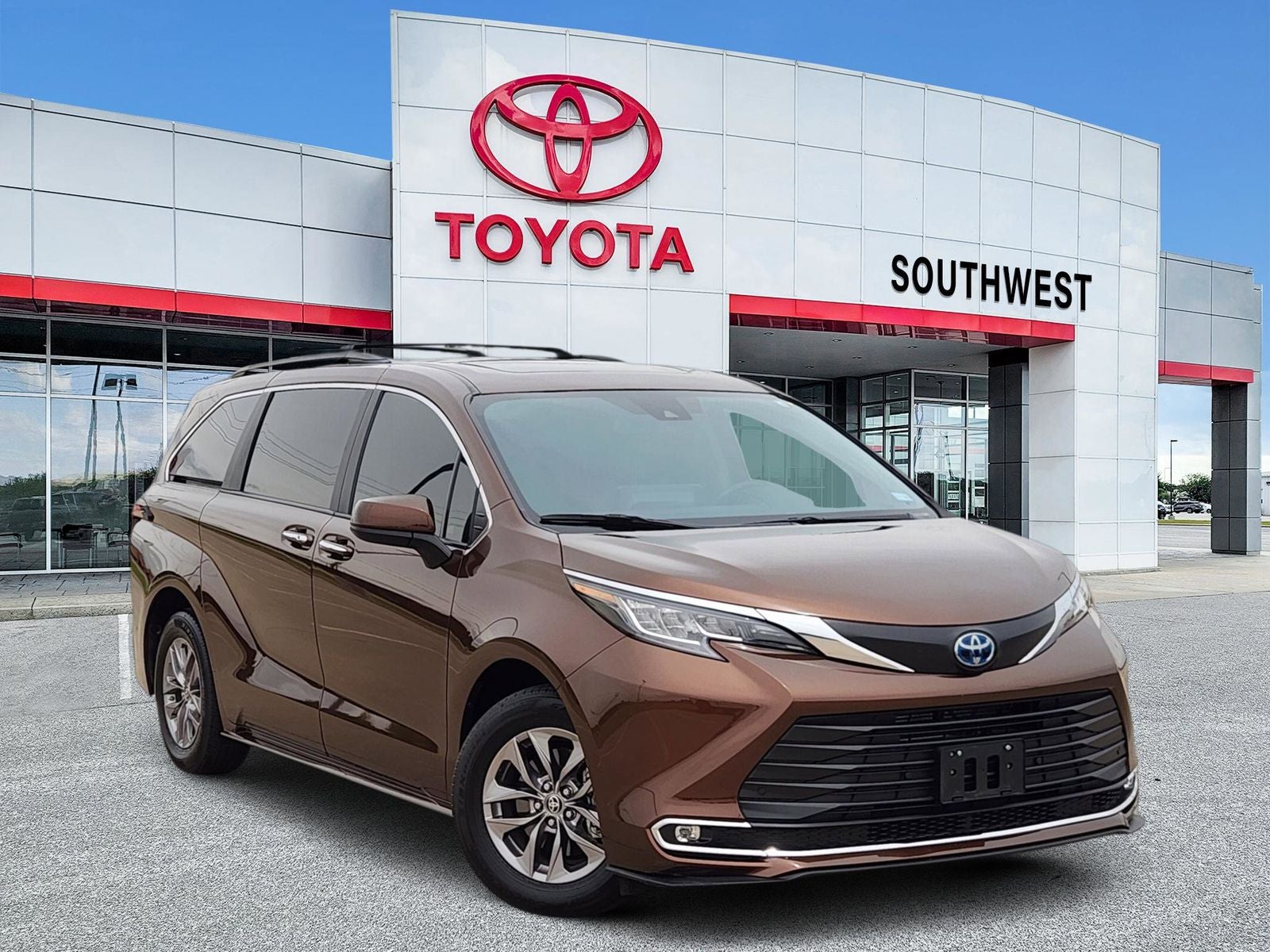 2023 Toyota Sienna XLE 8-Passenger Hybrid FWD's photo