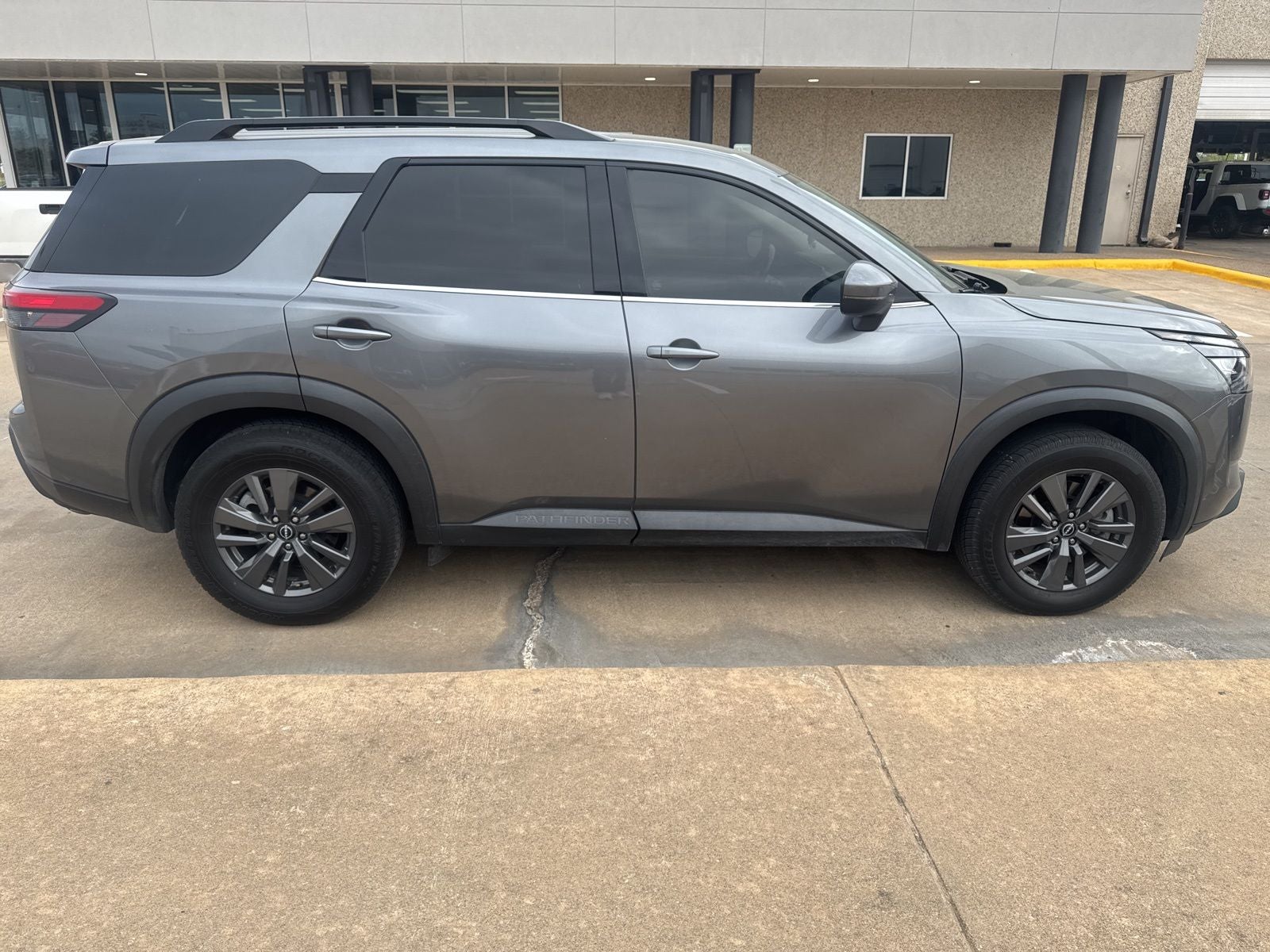 2023 Nissan Pathfinder SV